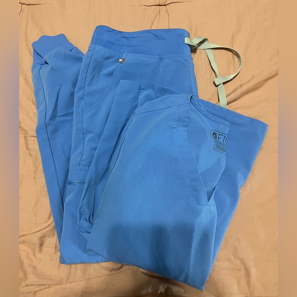 Size L Figs scrub top and jogger pants set
